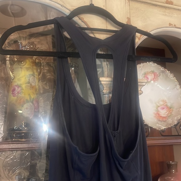 Lululemon - Picture 3 of 3